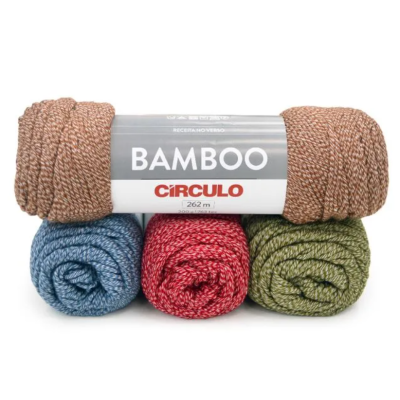 Quatro novelos de lã Círculo Bamboo de cores variadas em fundo branco.