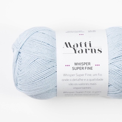 Novelo de fio azul claro Matti Yarns Whisper Super Fine com rótulo branco