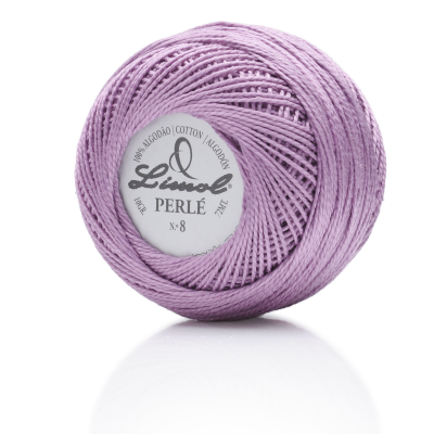 Novelo de fio de algodão lilás Perlé da marca Lisul com etiqueta branca