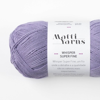 Novelo de lã roxa com etiqueta branca da marca Matti Yarns