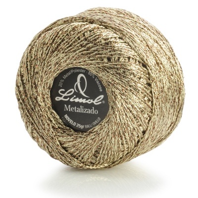 Novelo de fio metálico dourado com etiqueta da marca Líneal Metalizado