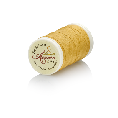 Rolo de linha de coser amarelo dourado da marca Amore Nº 50