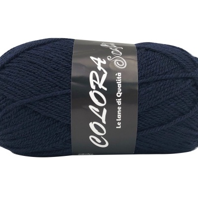 Novelo de lã azul escura com etiqueta preta