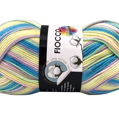 Novelo de fio de algodão colorido em tons pastel com etiqueta preta e branca