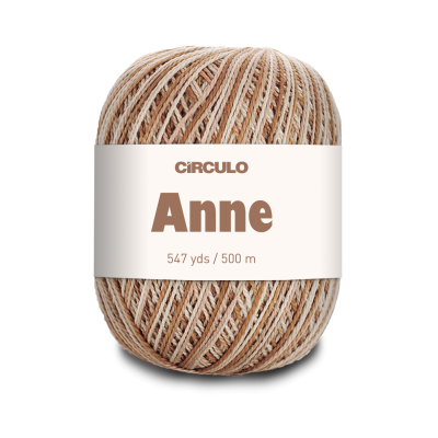 Rolo de linha colorido em tons castanhos claro e bege com etiqueta branca