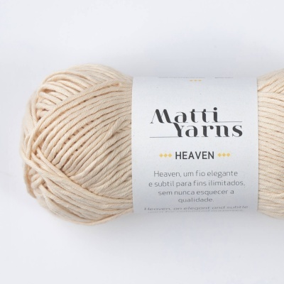 Novelo de fio de lã bege claro com etiqueta branca 'Matti Yarns HEAVEN'