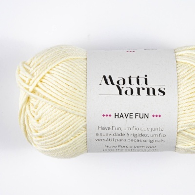Novelo de lã branca com rótulo Matti Yarns HAVE FUN