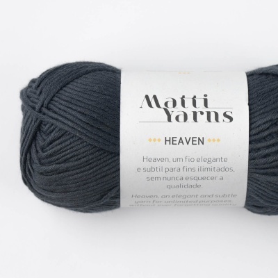 Novelo de fio para tricô cinza escuro da marca Matti Yarns com etiqueta branca.