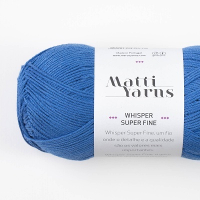 Novelo de fio azul claro com etiqueta branca da marca Matti Yarns