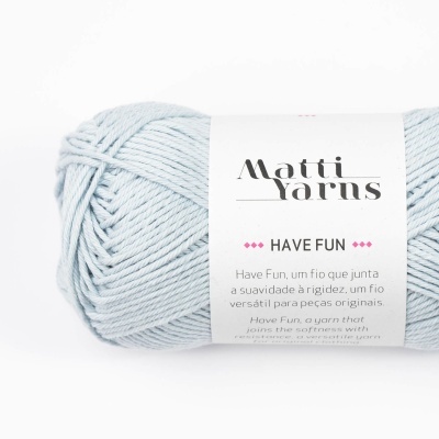 Novelo de fio azul claro da marca Matti Yarns com etiqueta branca
