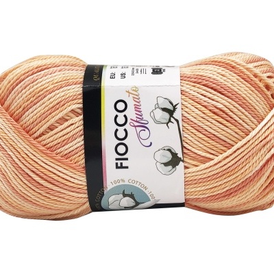 Novelo de fio de algodão salmão com etiqueta branca e preta