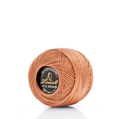 Rolo de linha de algodão cor cobre claro com etiqueta preta