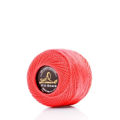 Rolo de linha cor-de-rosa com rótulo preto central