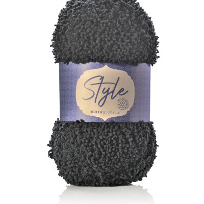 Novelo de lã preta com textura felpuda e etiqueta azul