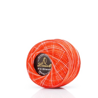 Rolo de linha de costura encarnada com etiqueta preta