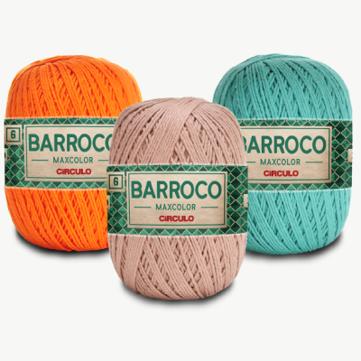 Três novelos de fio Barroco Maxcolor nas cores laranja, bege e azul claro