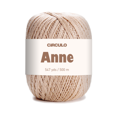 Novelo de linha bege claro com etiqueta branca e texto CÍRCULO Anne 547 yds / 500 m