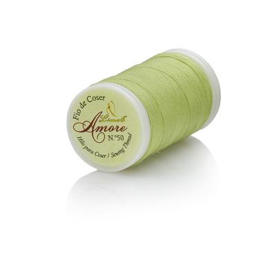 Rolo de linha de costura verde claro com etiqueta branca