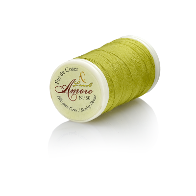 Rolo de linha de costura verde claro com etiqueta Amore N.º 50