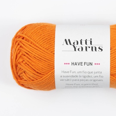 Novelo de fio laranja da marca Matti Yarns com etiqueta branca e texto descritivo