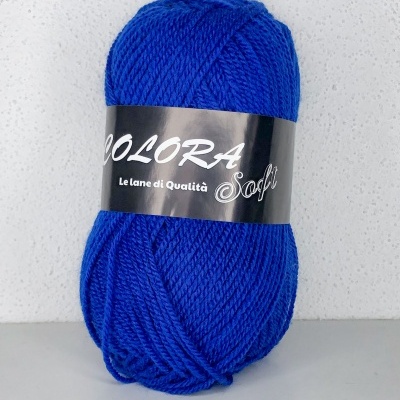 Novelo de lã azul com etiqueta preta