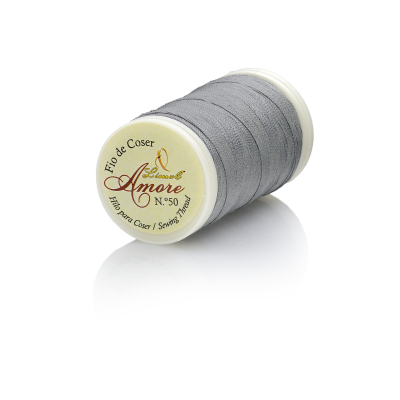 Rolo de linha cinzenta para costura com etiqueta branca e texto. 