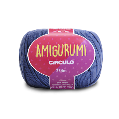 Novelo de lã azul com rótulo roxo e rosa com texto AMIGURUMI CÍRCULO