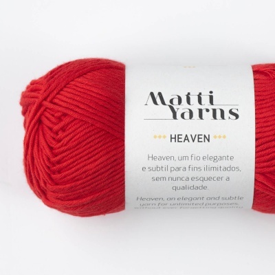 Novelo de fio vermelho Matti Yarns com etiqueta branca