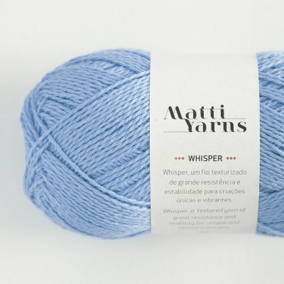 Novelo de fio azul claro com etiqueta branca da marca Matti Yarns modelo Whisper