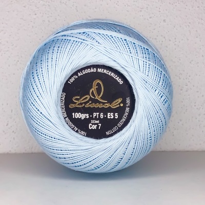 Novelo de linha azul claro de algodão mercerizado com etiqueta preta ao centro