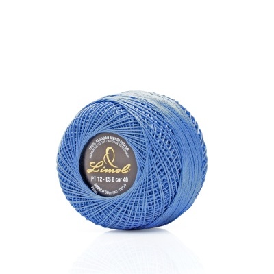 Bola de linha azul para costura com etiqueta preta e dourada no centro