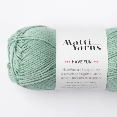 Novelo de fio de lã verde claro com rótulo branco da marca Matti Yarns