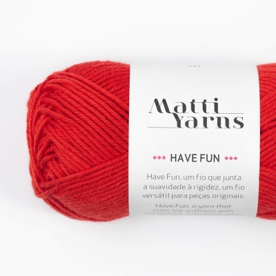 Novelo de fio vermelho Matti Yarns com etiqueta branca