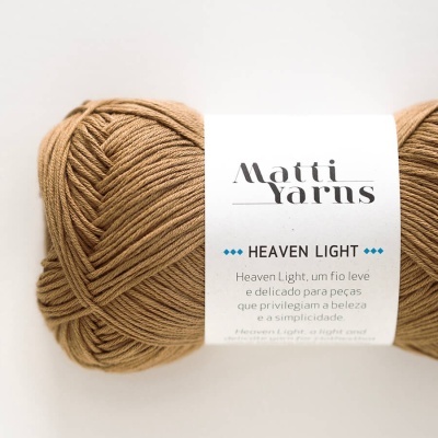 Novelo de fio castanho com rótulo branco de marca Matti Yarns Heaven Light