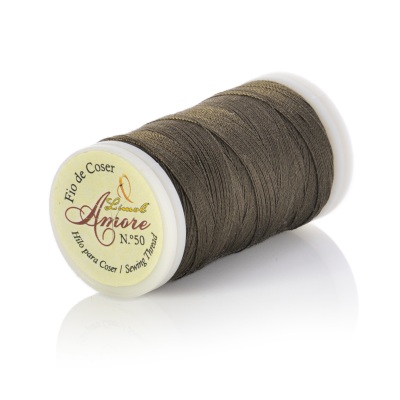 Bobina de linha de coser castanho escuro com etiqueta branca