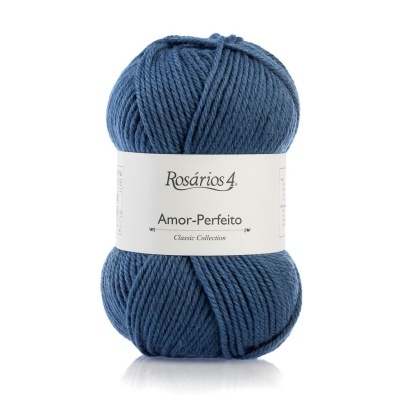 Novelo de lã azul escura Rosários 4 com etiqueta branca e texto Amor-Perfeito Classic Collection