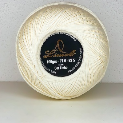 Rolo de linha branca de algodão mercerizado com etiqueta preta