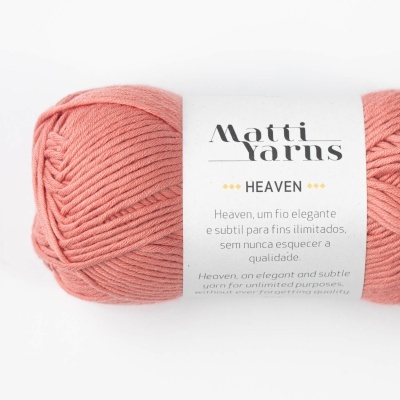Novelo de fio rosa claro com rótulo Matti Yarns Heaven
