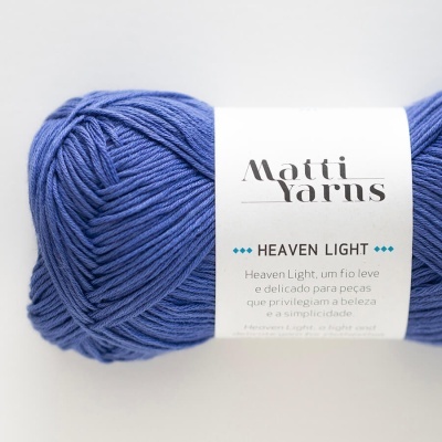 Novelo de lã azul com etiqueta branca da marca Matti Yarns, modelo HEAVEN LIGHT