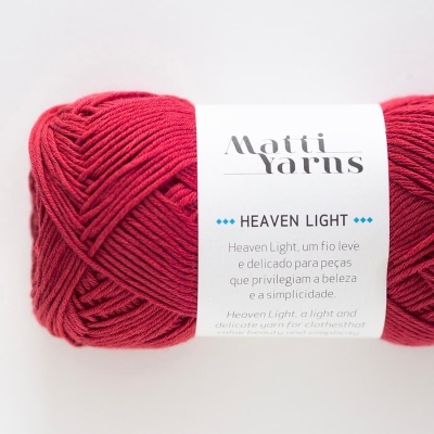 Novelo de fio vermelho da marca Matti Yarns com etiqueta branca e texto