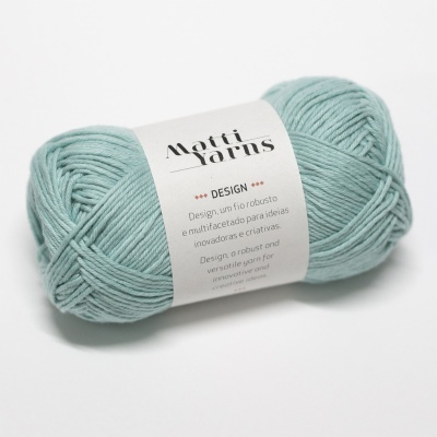 Novelo de lã azul claro Matti Yarns com etiqueta branca