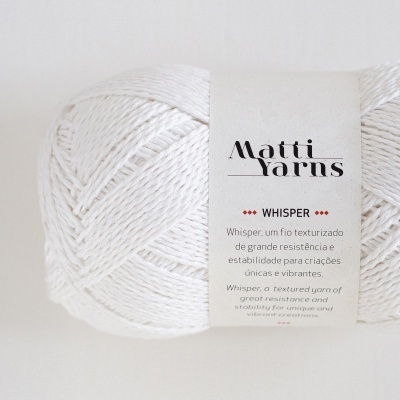 Novelo de fio branco com etiqueta Matti Yarns Whisper em fundo branco