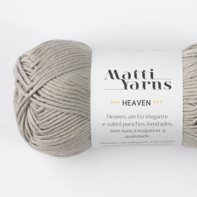 Novelo de fio de lã bege claro Matti Yarns Heaven com etiqueta branca