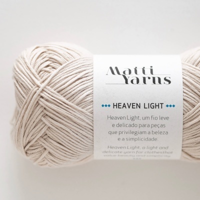 Novelo de fio bege claro com etiqueta Matiti Yarns HEAVEN LIGHT