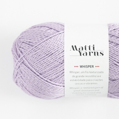 Novelo de lã roxa clara com etiqueta branca da marca Matti Yarns Whisper.