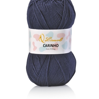 Novelo de lã azul escuro com etiqueta branca e texto