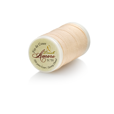 Carretel de linha de coser bege claro com etiqueta escrita Amore Nº.50