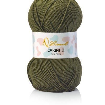 Novelo de lã verde-oliva com rótulo branco e texto CARINHO Anti-Pilling