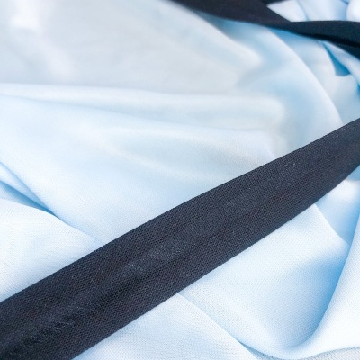 tecido azul claro com fita preta
