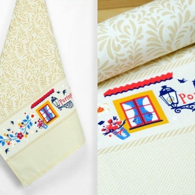 Toalha de cozinha bege com faixa decorativa colorida e texto Portugal